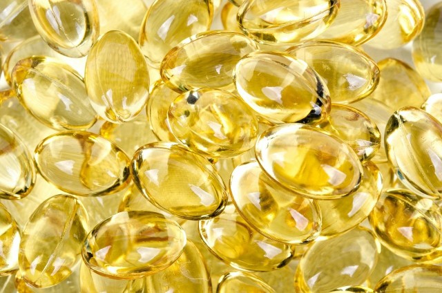 Brakującą ilość witaminy D w organizmie można uzupełnić za pomocą kapsułkowanego lub płynnego oleju z wątroby (tranu) lub mięśni tłustych ryb morskich.