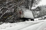 TIR wypadł z zaśnieżonej drogi pod Limanową. Zatrzymał się w zaroślach