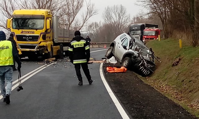 Do tragicznego wypadku doszło w poniedziałek, 21 stycznia w rejonie wsi Owczary (powiat Słubicki). Zderzyły się dwa samochody: ciężarówka i samochód osobowy. W wyniku zderzenia nie żyją dwie osoby.Wypadek miał miejsce na drodze krajowej nr 31 między Kostrzynem nad Odrą, w Słubicami około godziny 11.00. W rejonie wsi Owczary samochód osobowy zderzył się z ciężarówką. Zginęły dwie osoby. - Ze wstępnych ustaleń policjantów wynika, że kierujący samochodem osobowym marki dacia zjechał na przeciwległy pas ruchu i zderzył się z ciężarówką marki man. W wyniku zdarzenia kierujący i pasażerka samochodu osobowego ponieśli śmierć na miejscu - mówi Magdalena Jankowska, oficer prasowy Komendy Powiatowej Policji w Słubicach. Na miejscu są służby ratownicze. Droga krajowa jest zablokowana, policjanci wyznaczyli objazdy przez Pamięcin, Laski Lubuskie, Górzycę.Zobacz też wideo: Napad na właściciela kantoru. Na czerwonym świetle złodziej zabrał torbę z 350 tys. zł. Po pościgu zatrzymali go policjanci