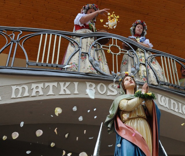 Dziewczyny w śląskich strojach sypiące na Górze św. Anny kwiaty na figurę Matki Boskiej Wniebowziętej