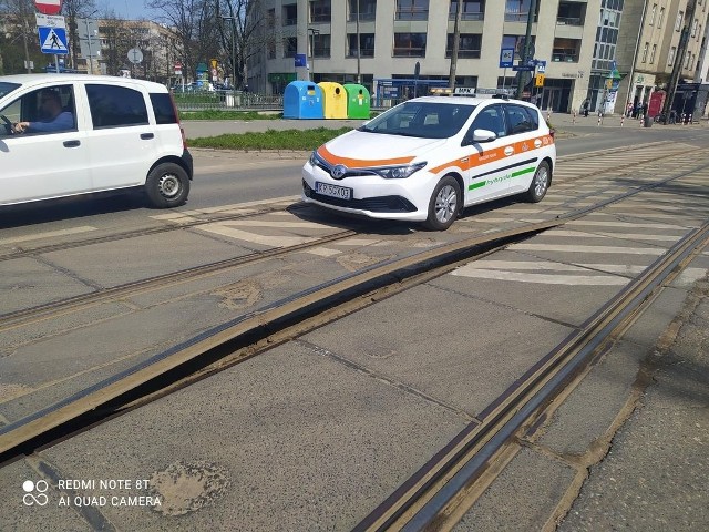 Na ul. Kościuszki znów wybrzuszyła się szyna na torowisku tramwajowym.