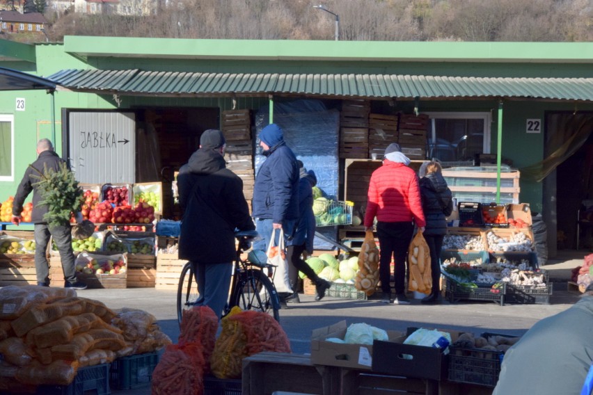 Handel owocami i warzywami na giełdzie w Sandomierzu.