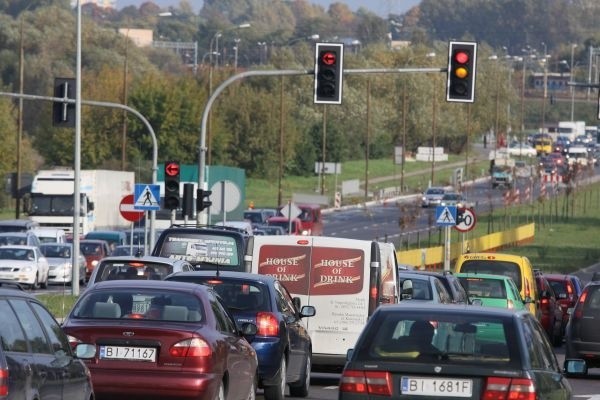 Na ulicy Popiełuszki najgorzej jest popołudniami, kiedy kierowcy wracają z centrum na osiedla Słoneczny Stok, Leśną Dolinę i Zielone Wzgórza