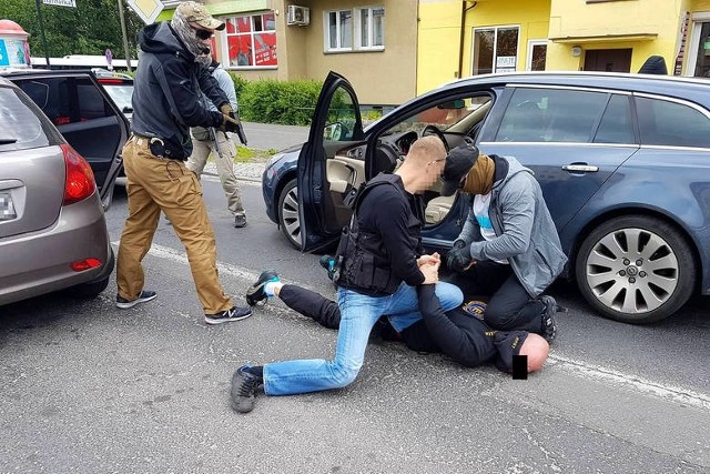 Do jednego z zatrzymań doszło na Szosie Chełmińskiej. Podejrzany na przednim siedzeniu samochodu trzymał siekierę