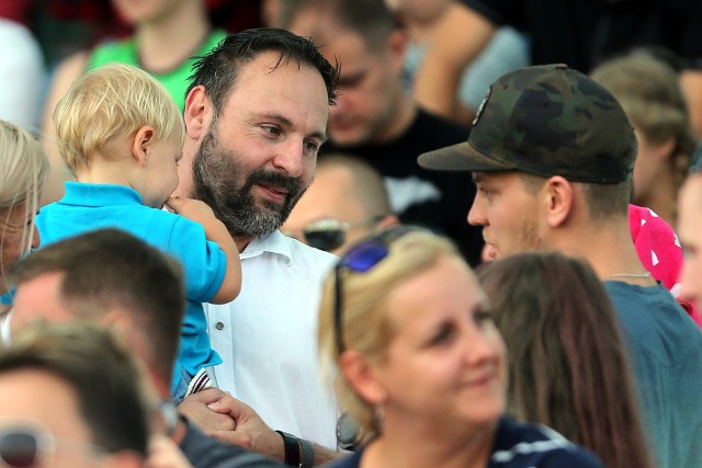 Zbigniew Leszczyński z synem Kacprem podczas rozmowy z Szymonem Woźniakiem