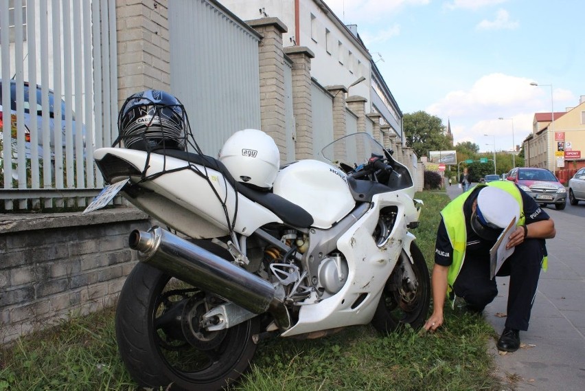 Wypadek na Drewnowskiej. Ranny motocyklista w szpitalu [ZDJĘCIA]