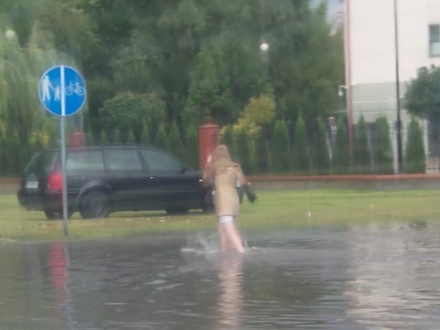 W czwartek nie tylko samochody miały problem z zalanymi ulicami.