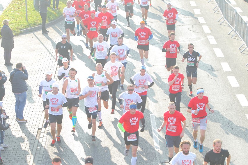 Około 25 tysięcy biegaczy zmaga się z 10-kilometrową trasą...