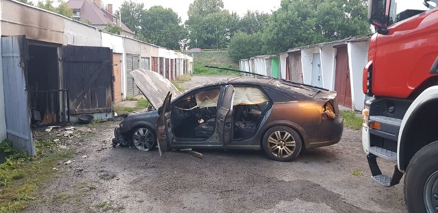 We wtorek około godz. 5 dyżurny PSP Białogard otrzymał zgłoszenie o wybuchu pożaru w jednym z garaży przy ul. Szpitalnej w Białogardzie. Na miejsce zadysponowano dwa zastępy straży pożarnej. Gdy strażacy przystąpili do działań okazało się, że wewnętrz płonie auto. Niestety mimo błyskawicznej reakcji strażaków niewiele udało się uratować. Samochód osobowy marki Opel spłonął niemal doszczętnie. Nikt nie ucierpiał w tym zdarzeniu.Zobacz także Pożar w Białogardzie (archiwum)