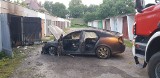 Pożar garażu w Białogardzie. Spłonął samochód [ZDJĘCIA]