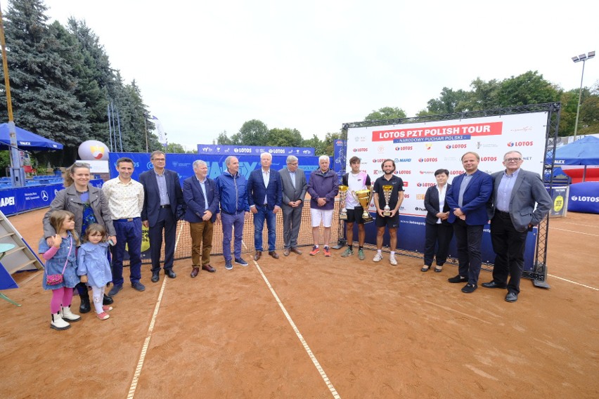 Finaliści turnieju (z dwoma pucharami zwycięzca) i oficjele...