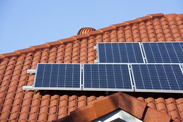 W ostatnich latach Polacy zamontowali na domach tak wiele instalacji fotowoltaicznych, że pojawiają się problemy z nadmiarem mocy w sieci energetycznej.