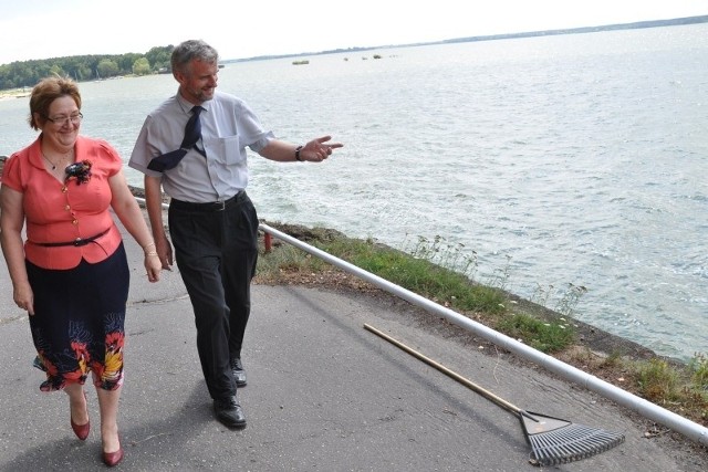 - Ze swojej strony zrobiliśmy wszystko, aby żadne ścieki z naszej gminy nie wpływały do jeziora. Teraz czekamy na posunięcia właścicieli zbiornika, którzy muszą zadbać o jego oczyszczenie - komentuje Waldemar Kampa, wójt Turawy. Na zdjęciu z Danutą Wajs.