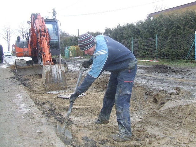 Kontynuacja budowy kanalizacji w gminie to jedno z zadań, które znalazło się w kijewskim budżecie na najbliższy rok. Na zdjęciu: Henryk Pochacki podczas robót w Szymbornie