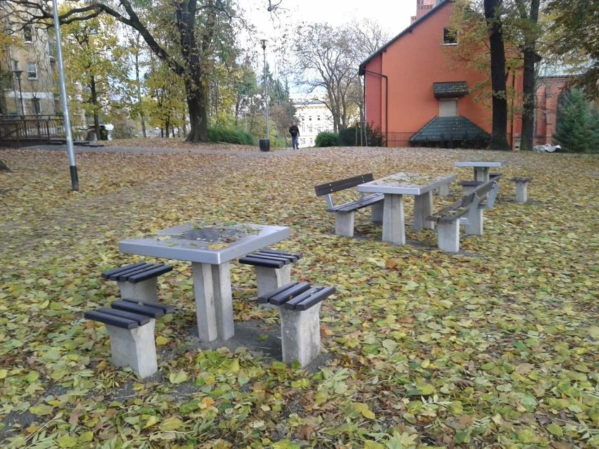 Nowości w parku im. Stanisława Nadratowskiego. Są ławki i stojaki rowerowe