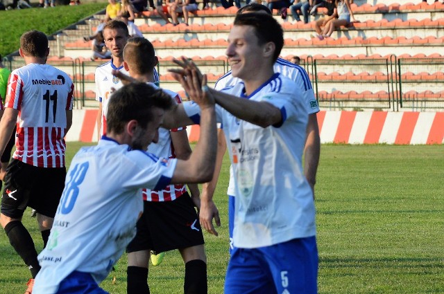 Arkadiusz Ryś (z prawej) strzelił w Andrychowie swoją pierwsza seniorską bramkę w barwach Unii Oświęcim.