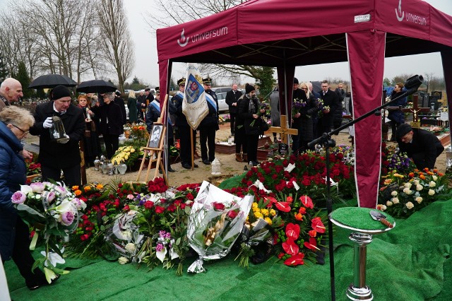 Na cmentarzu na Morasku pożegnano we wtorek Jacka Cenkiela, długoletniego prezesa Unii Wspólnego Inwestowania, a także prezesa Poznańskiej Spółdzielni Mieszkaniowej.Przejdź do kolejnego zdjęcia --->