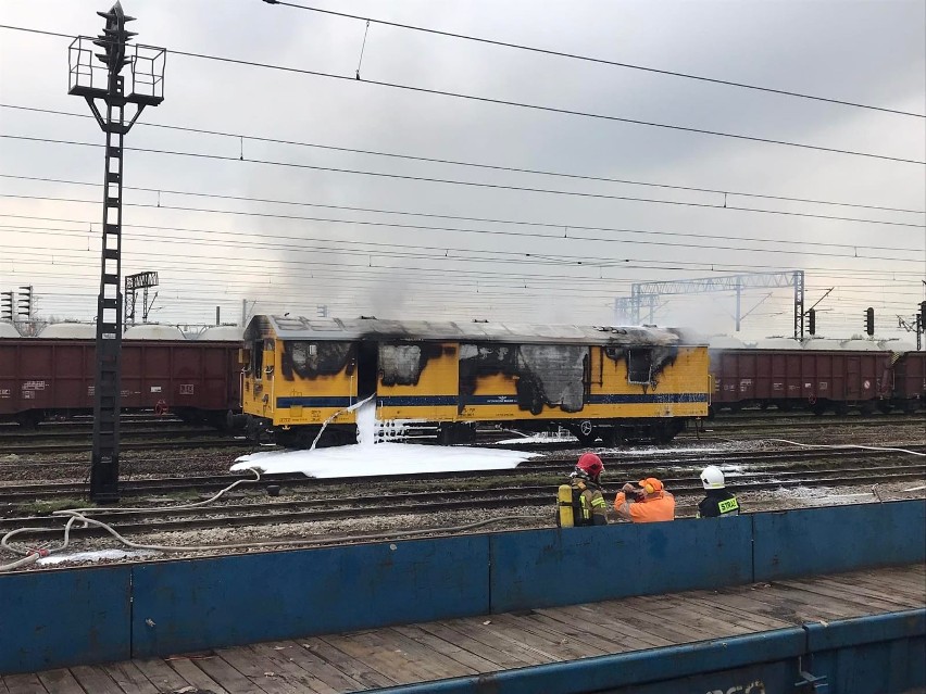 Pożar na stacji w Skarżysku Kościelnym. Palił się wagon, w środku były butle z acetylenem
