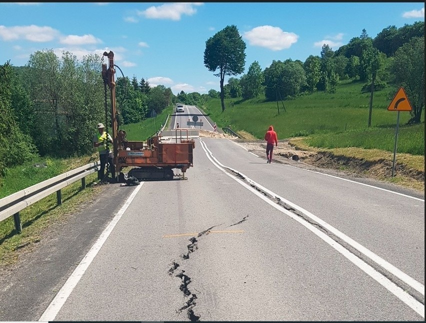 Nie ma zgody nadzoru budowlanego na ruch po uszkodzonej przez osuwisko DK 28 w Kasinie Wielkiej. GDDKiA zleci badania geologiczne