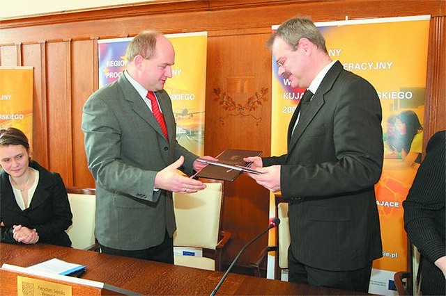 Po podpisaniu umowy burmistrz Mariusz Kędzierski odebrał gratulacje od marszałka Piotra Całbeckiego