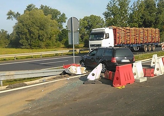 Autem podróżowały dwie osoby dorosłe i dwoje dzieci