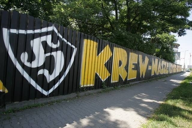 Kibice Ruchu Chorzów przemalowali graffiti GKS-u Katowice [WIDEO, ZDJĘCIA PO REKONSTRUKCJI]