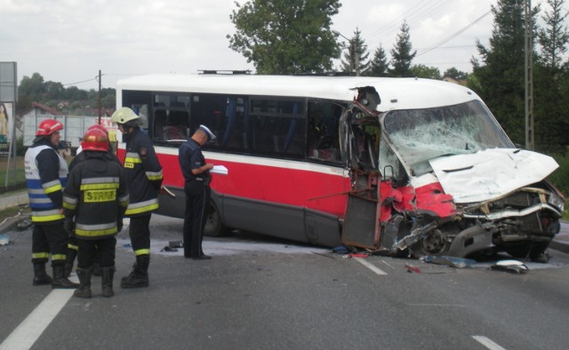 Bus prywatnego przewoźnika jechał z Sanoka do Krakowa. W sierpniu ubiegłego roku w Łapczycy zderzył się czołowo z samochodem ciężarowym. Pojazdem podróżowało w sumie 19 osób