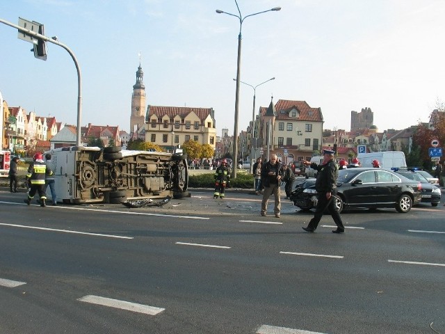 Bus mercedes leżał przewrócony na boku. Wylało się z niego paliwo, ale strażacy je zabezpieczyli