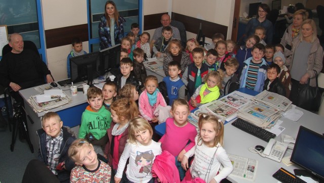 Dzieci z zerówki w Sukowie wraz z wychowawczyniami i redaktorami Echa Dnia.