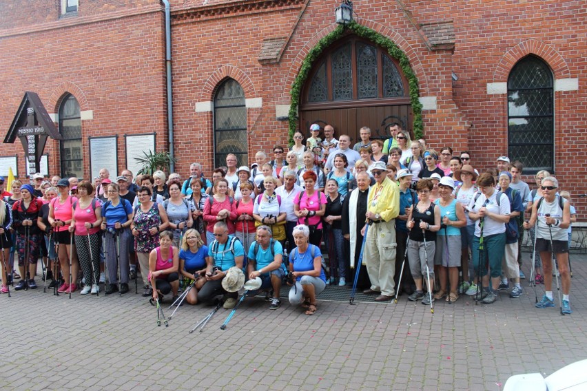 Entuzjaści Nordic Walking pielgrzymowali z kijami na Górę św. Anny