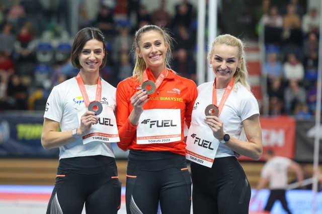 Anna Kiełbasińska (z lewej) jako jedyna z medalistek halowych mistrzostw Polski pojedzie na kontynentalne zawody do Stambułu. Ze startu zrezygnowały Natalia Kaczmarek i Justyna Święty-Ersetic.