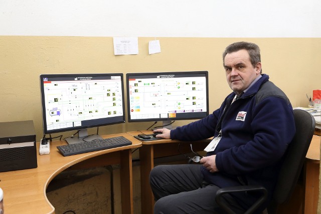 Kierownik Krzysztof Tylkowski w informatycznym centrum – stąd steruje się ciepłem dla Włoszczowy.