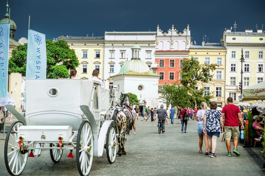 Kraków przed burzą, zobacz jak wyglądał w piątek Rynek przed nawałnicą [GALERIA]