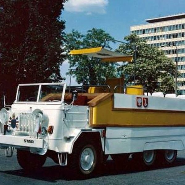 Muzeum Przyrody i Techniki zrekonstruowało auto, którym podczas pielgrzymki do ojczyzny w 1979 roku podróżował Jan Paweł II. 