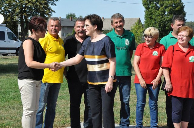 Ewa Kopacz gratuluje Elżbiecie Felusiak, sołtys Lasowic Wielkich i prezes lokalnego stowarzyszenia.