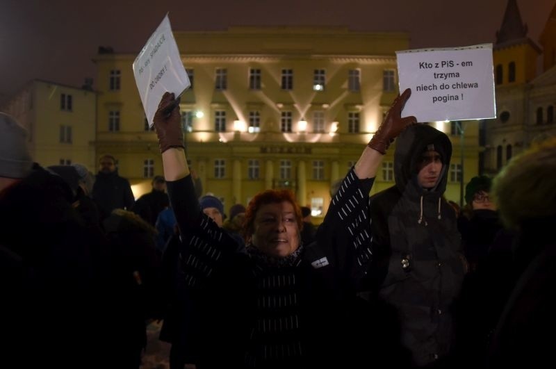 Manifestacja w obronie praw kobiet na Placu Wolności. Protest zgromadził około 500 osób [zdjęcia]