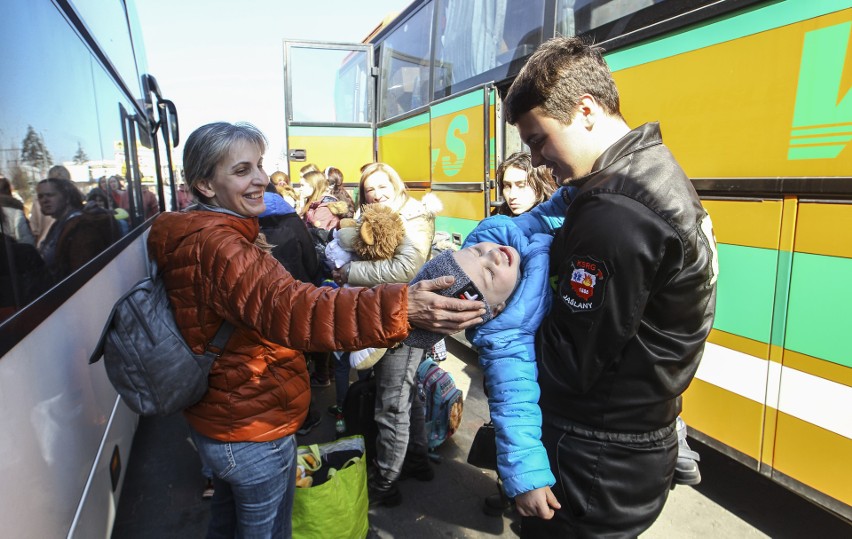 Ruch na granicy dalej trwa. Z Ukrainy przybywają kolejni uchodźcy szukający schronienia przed wojną [ZDJĘCIA]