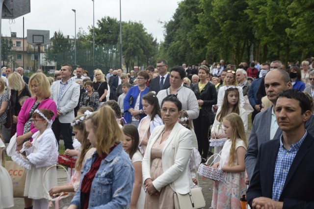 Tradycyjna, choć w nieco innej formie w Aleksandrowie Kujawskim odbyła się procesja Bożego Ciała. W związku z obostrzeniami dotyczącymi epidemii koronawirusa tegoroczny pochód przeszedł wokół kościoła N.M.P. Wspomożycielki Wiernych, a nie po ulicach miasta jak było to w latach ubiegłych.