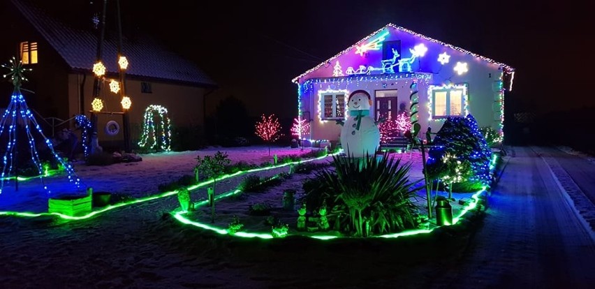 Wspaniale oświetlony dom w Bęczkowie budzi zachwyt. Wyjątkową świąteczną iluminację przyjeżdża obejrzeć wiele osób. Zobacz zdjęcia