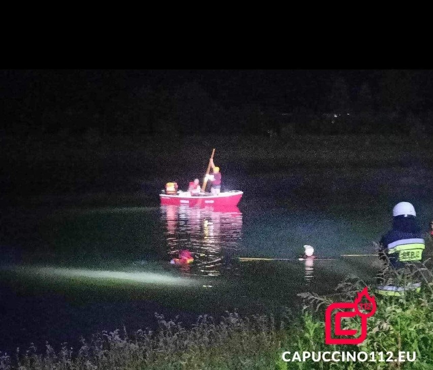 Akcja poszukiwawcza na zbiorniku wodnym w Jurkowie z udziałem ponad 20 strażaków. Zobacz zdjęcia