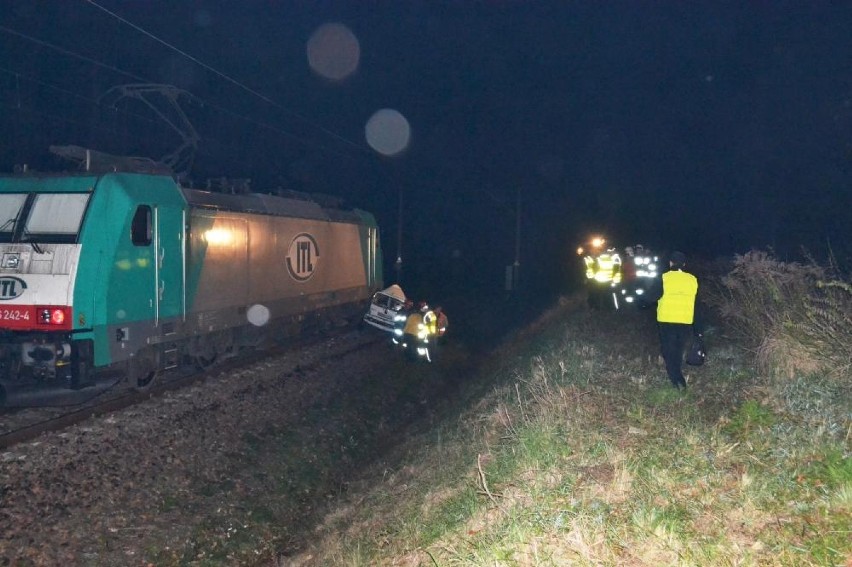 Wypadek pod Ostrowem: W Górzenku pociąg zmiażdżył auto