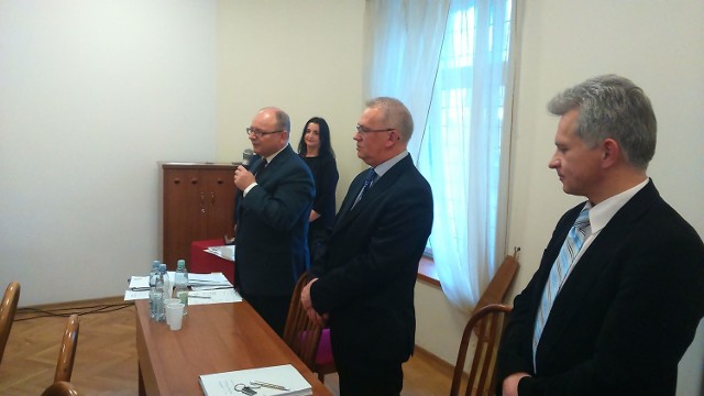 Burmistrz Końskich Krzysztof Obratański (pierwszy z lewej) zapowiada rychłe zmiany w uchwalonym 30 grudnia budżecie. Jednym z jego sztandarowych celów ma być zmniejszenie liczby zatrudnienia w Urzędzie Miasta i Gminy. Ma doprowadzić do oszczędności.  
