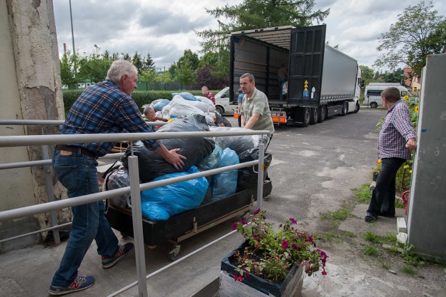 Tir z posortowaną i popakowaną w worki odzieżą, otrzymaną z jednej ze słupskiej hurtowni odzieżowych, odjechał w sobotę do poszkodowanych w nawałnicach. Pracownicy i wolontariusze schroniska "Brata Alberta" przy ul. B. Krzywoustego w Słupsku pomagali załadować worki z ubraniami.