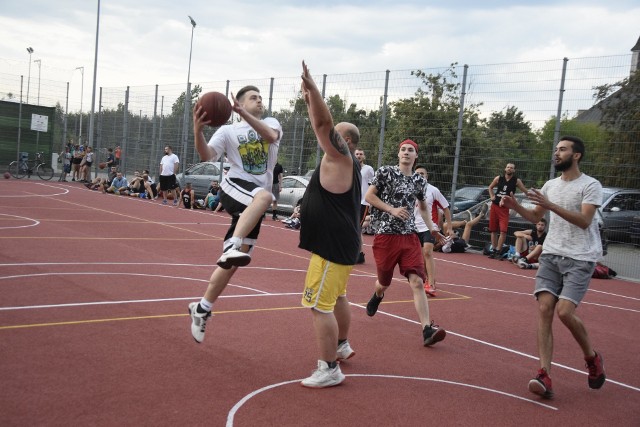 W Aleksandrowie Kujawskim odbył się VII Nocny Turniej Streetballa. Do rywalizacji przystąpiło 13 drużyn z całego województwa. Po 4-godzinnych zmaganiach rywalizację zwycięsko zakończyła drużyna  „BDK 1”, która w zaciętym finale pokonała zespół „Green Team” (6:5). Mecz o trzecie miejsce wygrał zespół „WwB”, który pokonał ubiegłorocznych mistrzów „Barki na Wiśle” (12:7). Podczas turnieju odbył się konkurs rzutów za trzy punkty, w którym najlepszy okazał się Rafał Ręgocki.Wideo. Flash Info odc. 23