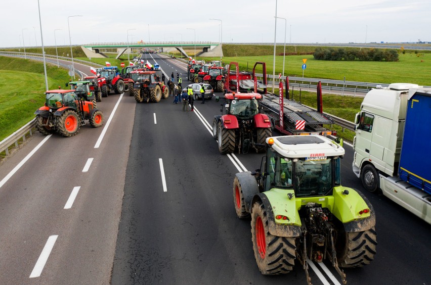 Protest rolników na drodze krajowej nr 77 w Skołoszowie niedaleko Przemyśla [ZDJĘCIA]