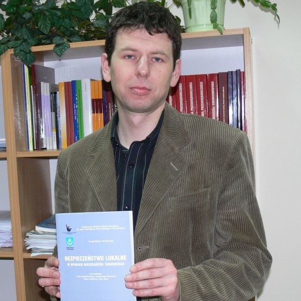 Doktor Piotr Szulich, prorektor do spraw nauczania w Państwowej Wyższej Szkole Zawodowej, prezentuje najnowszą książkę uczelnianego wydawnictwa.