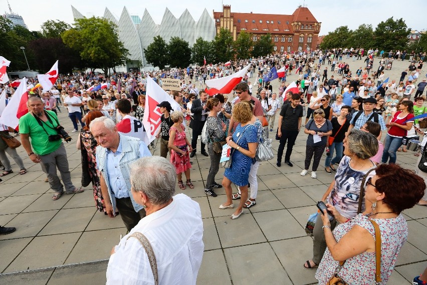 Protest na Placu Solidarności przeciwko reformie sądów. Przyszedł tłum [zdjęcia, wideo] 