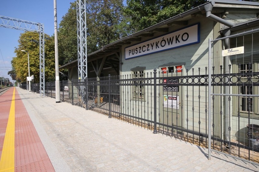 Zabytkowy dworzec w Puszczykówku zasłonięty przez... płot....