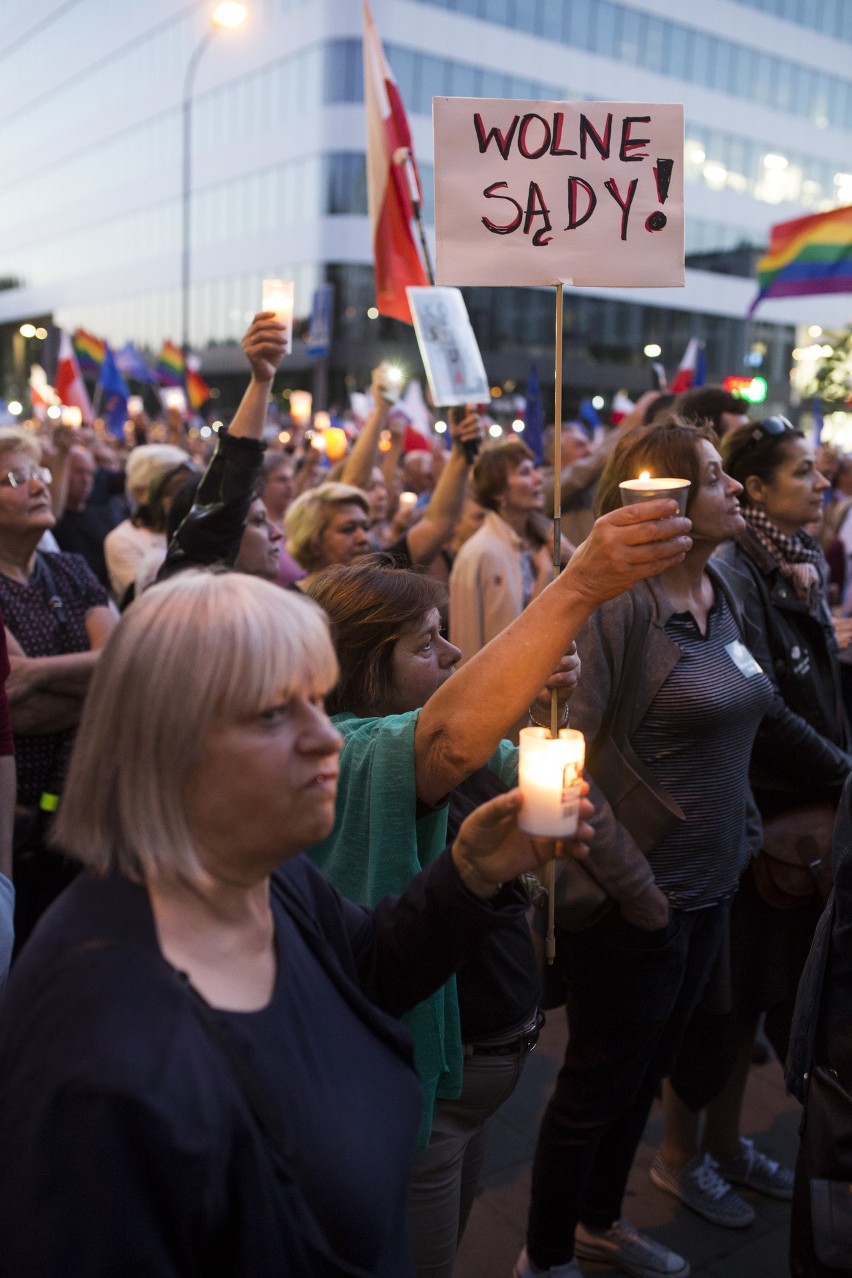 "Europo, nie odpuszczaj!" Protest w obronie sądów w Krakowie