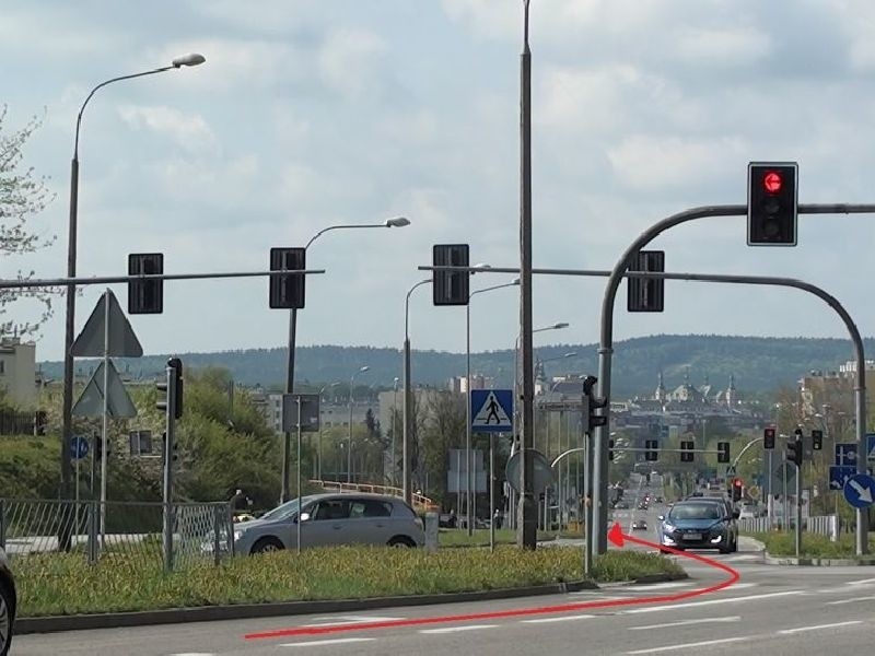 Mandaty za nieprawidłowe zawracanie na skrzyżowaniu w Kielcach (zdjęcia)